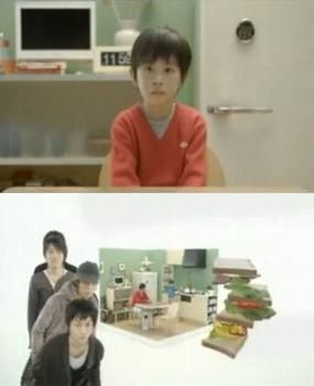 위: 빨간색 옷을 입은 아이가 부엌에 앉아있는 모습.아래: 부엌 밖의 흰색 공간과 래드윔프스(RADWIMPS) 밴드 멤버들.