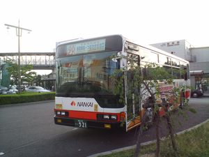 구마토리역 앞에 정차 중인 난카이 윙 버스