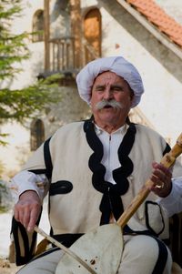 게그족 알바니아인들이 서사시를 부르며 라후타를 연주하고 있다.