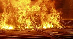 시간당 35metric ton의 폐기물을 처리할 수 있는 왕복형 소각로의 노 안에 있는 생활 폐기물. 1차 연소 공기를 공급하는 격자 구멍이 보인다.