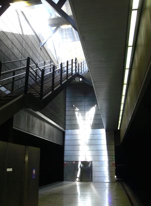 승강장 층에서 본 역