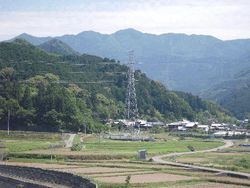 남쪽을 바라본 모습. 중앙의 가장 높은 산은 구로모리산(1154m) (2009년 6월 12일 촬영)