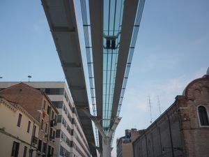 비상시에는 좌측의 비상 통로로 탈출할 수 있다.