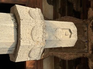 857년에 새겨진 능묘 기둥 상단