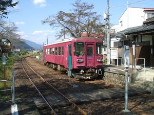 홈에 정차중인 3형 (303호차)