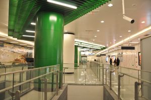 베이하이 북역 내부 장식. 베이하이 공원의 하얀 탑을 연상시킨다.