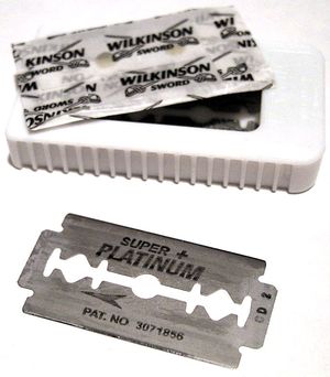 양날 면도날(Wilkinson). 이 유형의 면도날은 전 세계적으로 호환되는 제품이 생산되고 있다.
