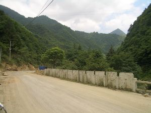 문화대혁명의 승리를 기리며 세워진 승리교(1970년, 선눙자 훙핑진 남쪽에 있는 예마허 강변에 세워짐)