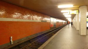 요르크슈트라세 U7 출구 (위); U7 승강장 (아래)