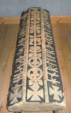 베스트라예탈란드 나스 교회(Näs Church)의 13세기 룬 문자 석비. "여기에 토르켈, 다글롱스, 그리고 스테나의 막내 아들이 잠들다."라는 내용이 새겨져 있다.