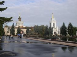 우크라이나 파빌리온(왼쪽)과 스타린 양식의 황금관(구 농업관)