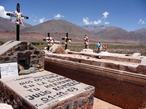 40번 국도변의 묘지