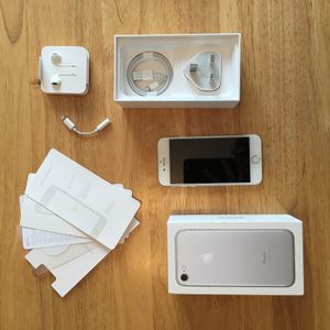 실버 색상의 아이폰 7 언박싱 세트