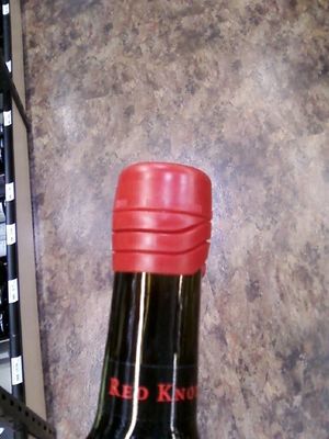 조크가 장착된 와인 병 입구