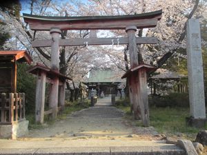 가모가사가미야 신사(JR 가스가이마치역 근처, 이타가쿠 고젠의 활·나기나타·단도가 전해짐)