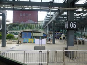 홍콩행은 5번 버스 정류장으로