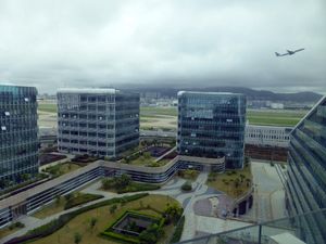 이륙하는 비행기와 오른쪽 호텔