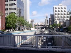 고마자와 거리(앞), 야마노테 거리, 나카메구로역(원경)(2005년 5월)