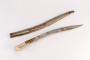 아테네 전쟁 박물관 소장, 흰색 뼈 손잡이와 은도금 나무 케이스가 있는 야타간