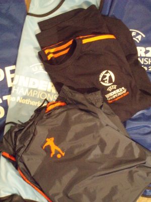 2007년 UEFA U-21 축구 선수권 대회 로고가 표시된 심판 복장