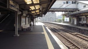 개량 전의 승강장 (2013년 8월 14일)