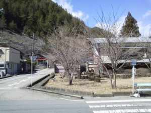 버스 정류장 (왼쪽 뒤가 쓰도역 건물)