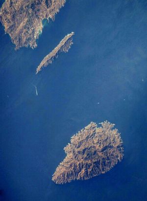 마크로니소스 (상단)와 키아 (하단) 사이의 해협; 브리타닉은 키아에 더 가까이 침몰했다.