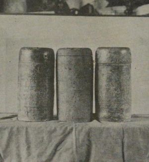 "고문서를 보존한 미개봉 병". 아마쓰교의 보물이 담겨있다.