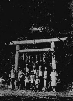 1929년 사카이 가쓰도키와 "다케우치 신주 일가". 다케우치 기요마로, 다카바타케 야스지로가 보인다.