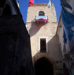 수도원 종탑(1312년). 현재 "갈루피 타워"라고 불리며, 한때 방어 요새였을 수 있다.