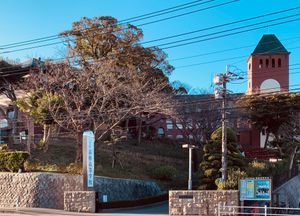 후타지마역 근처에 있는 고료 고등학교 (도보 5분)