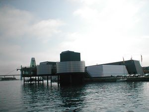 항구에서 본 박물관