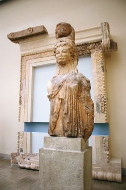 시프노스인의 보물고의 장식카리아티스(여성상 독립 기둥)와 간구의 장식. 카리아티스는 아르카이크 양식에 가깝다.