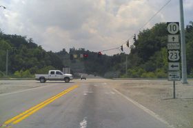 미국 국도 23번과 켄터키 주도 10번 및 253번의 교차로, 그린업 시의 제시 스튜어트 기념교가 앞에 있다