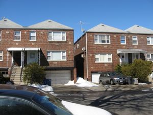 총격 사건 현장 (뉴욕 브롱스 아르노 플레이스 3117-3119번지). 왼쪽 3117번지는 다니엘 엔초테기의 거주지, 오른쪽 3119번지는 브란카토와 아르멘토가 침입을 시도한 집이다.