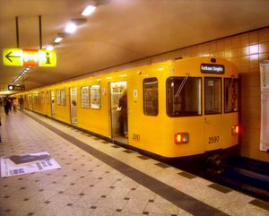 베를린 지하철 U9 동물원역에 있는 F76 차량