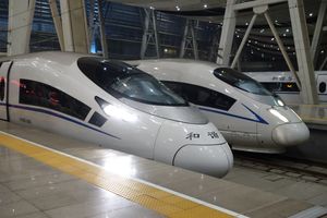 CRH380CL(앞).CRH380BL(뒤)과는 헤드라이트 위치 등 전면의 구조가 크게 다르다.