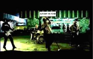 가게 밖에서 연주하는 밴드