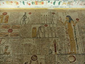 복도 오른쪽 벽에 새겨진 동굴의 서 (5부)의 일부. 오른쪽에 여신 누트가 보인다.