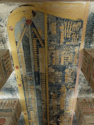 기둥 중앙실의 천장에 그려진 벽화. 여신 누트가 낮과 밤의 서를 둘러싼 모습이다.