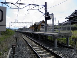 스위치백 해소 후의 승강장과 역 건물 (2010년 10월)