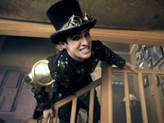 "The Ballad of Mona Lisa" 뮤직 비디오에서 스팀펑크 의상을 입은 유리에.