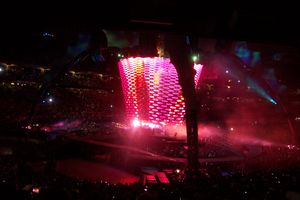 U2 360° 투어에서 "The Unforgettable Fire" 공연을 위한 조명 및 비디오 효과