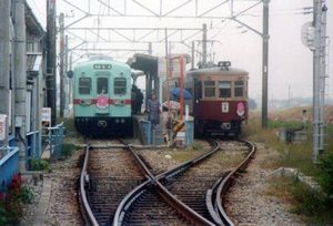 정차 중인 600형과 200형 (1992년). 현재는 오른쪽으로 로터리가 정비되어 있다.