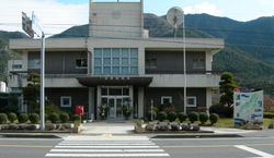 2009년 1월 촬영. 합병 후 가미 지역국이 된 가미정사무소. 노후화로 인해 폐쇄될 예정이며, 지역국 기능은 가미 공민관으로 이전된다. (출처: 다카정 의회 소식 2008년 5월・No.10)