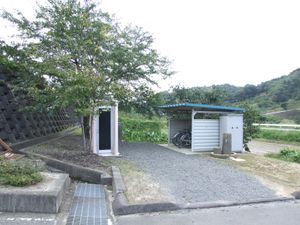 변소와 자전거 보관소. 터널 옆에 있는 나무이다(2006년 10월)