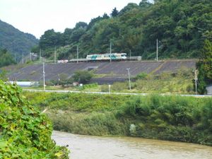 아부쿠마강과 가부토역. 열차 왼쪽 아래에 터널이 나무에 반쯤 가려져 보인다(2006년 10월)