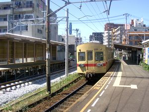 지상역 시대의 가시이 미야마에역에 정차 중인 358-308．왼쪽에는 고가 공사에 따른 공사 중의 가설선이 보인다.