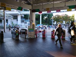 개찰구 안에서 개찰구를 바라봄 (리모델링 후). 왼쪽 뒤에는 다마 도시 모노레일 역사가, 오른쪽 뒤에는 다마 동물공원 입구가 보임 (2017년 11월 3일)