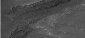 HiWish program 하에 HiRISE로 바라본 녹티스 미로계곡의 바닥 인근 층상군.